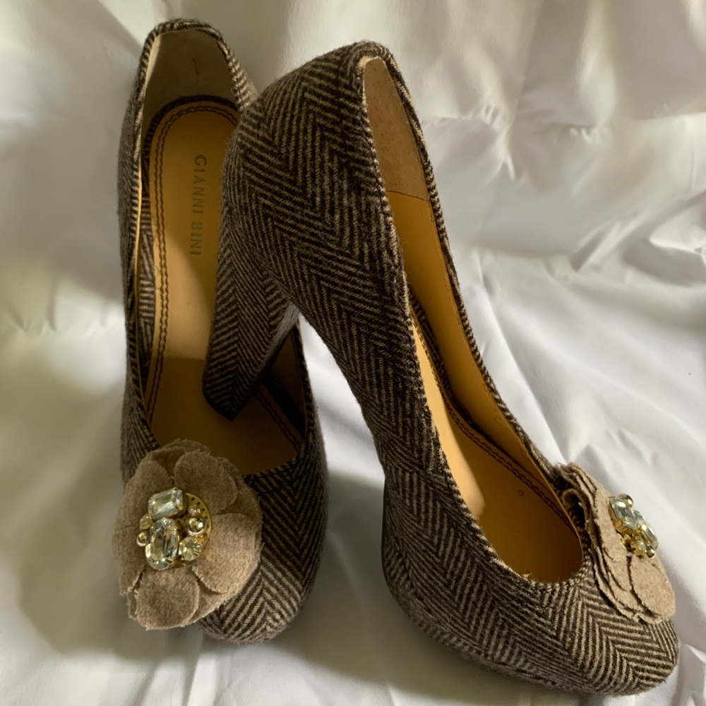 Gianni Bini 5”, brown, herringbone fabric heels.